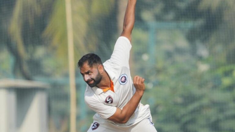 J-K-bowler-Auqib-Nabi-in-action-during-Ranji-Troph_1738946658027.jpg